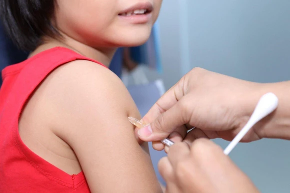 Trẻ tiêm vaccine cúm mùa. 