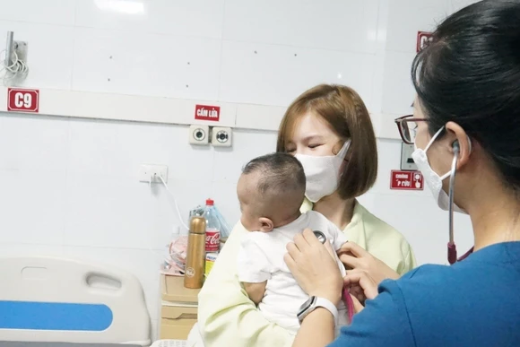 Bác sĩ khám cho bệnh nhi tại Bệnh viện Thanh Nhàn. 