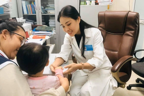 Biện pháp bảo vệ trẻ hữu hiệu trước dịch bệnh là tăng sức đề kháng cho trẻ. 