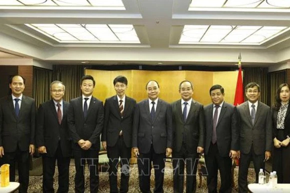 Trong thời gian ở Nhật Bản tham dự các hoạt động của Lễ Quốc tang cố Thủ tướng Abe Shinzo, Chủ tịch nước Nguyễn Xuân Phúc tiếp Thống đốc tỉnh Tochigi Fukuda Tomikazu. (Ảnh: TTXVN)