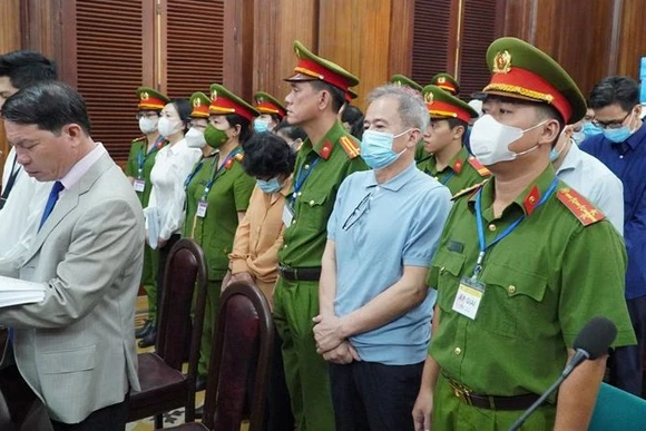 Các bị cáo tại phiên xét xử sơ thẩm sáng 5/3.