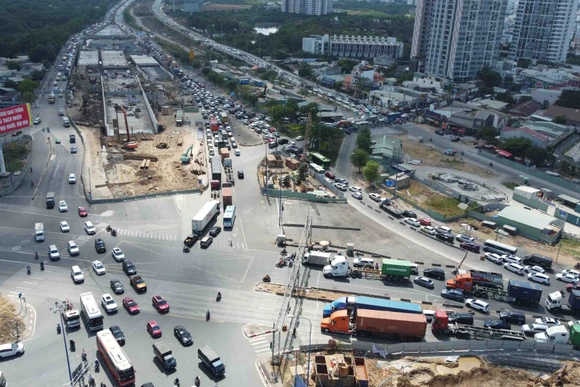 Càng về chiều dòng xe càng tập trung đông trên các tuyến đường cửa ngõ. Tuy nhiên, ùn ứ chỉ xảy ra cục bộ ở khu vực nút giao An Phú do nơi đây là công trình đang thi công.