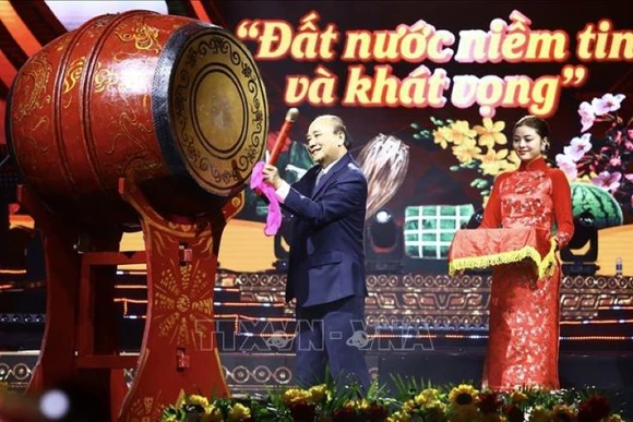 Chủ tịch nước Nguyễn Xuân Phúc đánh trống khai Xuân. (Ảnh: TTXVN)