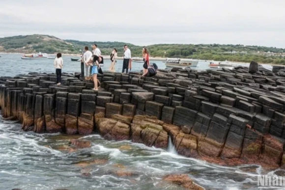 Ghềnh Đá Đĩa - một trong những địa danh thu hút nhiều du khách khi đến với Phú Yên. (Ảnh: ĐÌNH TĂNG)