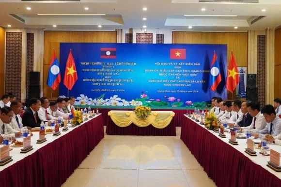 Quang cảnh lễ hội đàm giữa hai đoàn đại biểu cấp cao hai tỉnh Quảng Bình và Salavan (Lào).