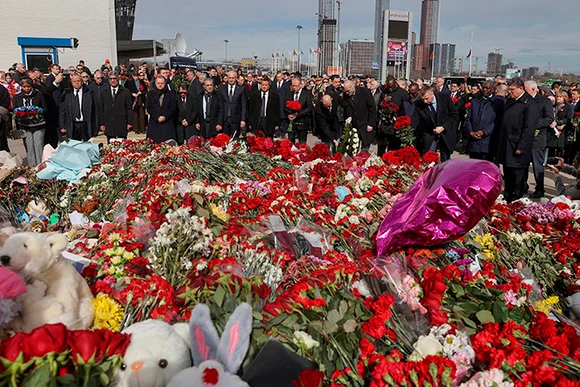 Đại diện cơ quan ngoại giao và tổ chức quốc tế đặt hoa tưởng niệm các nạn nhân trong vụ khủng bố tại Phòng hòa nhạc Crocus City Hall. (Ảnh: Reuters)