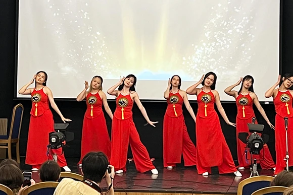 Tiết mục biểu diễn của sinh viên Việt Nam. (Ảnh: Xuân Hưng)