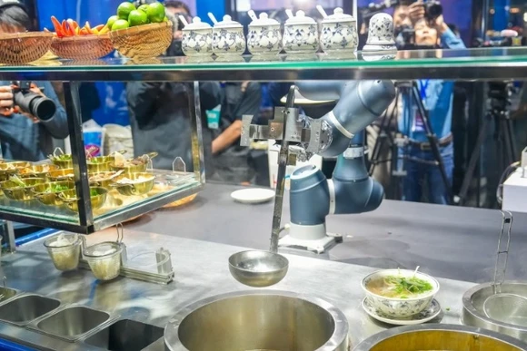 Robot nấu phở - một nét mới của di sản phở trong thời đại số.