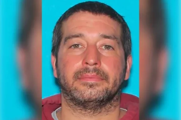 Bức ảnh này do Sở cảnh sát Lewiston Maine công bố cho thấy, Robert Card, người mà cảnh sát đã xác định là người có liên quan đến vụ xả súng hàng loạt ở Lewiston, Maine, vào ngày 25/10/2023. (Ảnh: nydailynews.com)