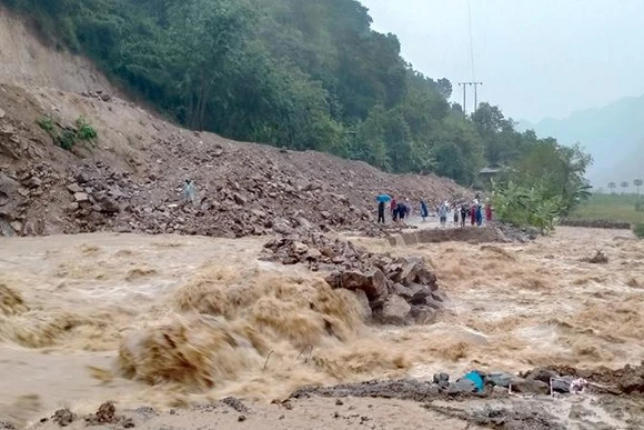 Đoạn đường qua suối Nặm Păm bị nước lũ chia cắt.