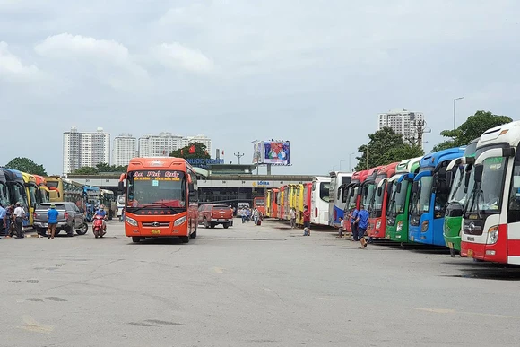 Tuy xăng, dầu đã giảm giá liên tiếp 5 lần, nhưng hầu hết doanh nghiệp vận tải vẫn chưa điều chỉnh giá cước.