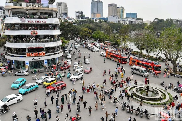 Tòa nhà "hàm cá mập" sắp được phá dỡ để mở rộng quảng trường Đông Kinh-Nghĩa Thục. (ảnh: THÀNH ĐẠT).