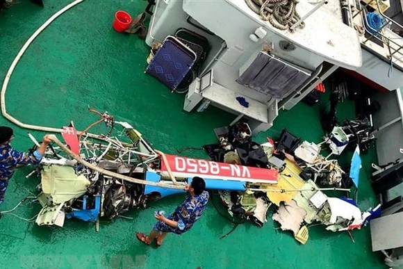 Một phần xác chiếc trực thăng Bell 505 số hiệu VN-8650 được trục vớt.