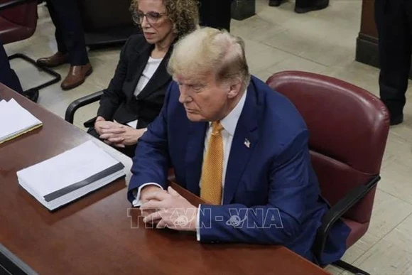 Cựu Tổng thống Mỹ Donald Trump tại phiên xét xử vụ "chi tiền" để đổi lấy sự im lặng của diễn viên Stormy Daniels ở New York, ngày 7/5/2024. (Ảnh minh họa: AP/TTXVN)