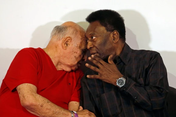 Huyền thoại bóng đá Brazil Pele (phải) trò chuyện với người đồng đội cũ Pepe trong buổi lễ ký tặng sách tại Bảo tàng Pele ở Santos, ngày 12/3/2015. (Ảnh: Reuters)