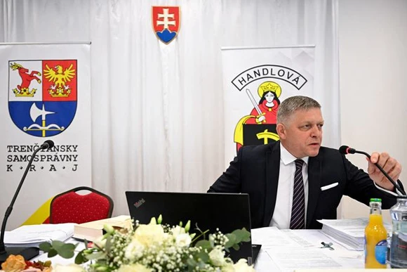 Thủ tướng Slovakia Robert Fico tham dự một cuộc họp của chính phủ trước khi xảy ra vụ nổ súng ám sát ông, Handlova, Slovakia, ngày 15/5/2024. (Ảnh: Reuters) 