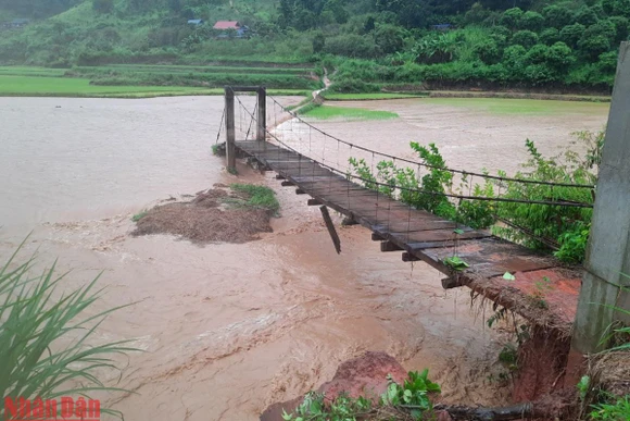 Mưa lũ gây sạt lở mố trụ cầu treo bản A Má 1, xã Lóng Sập, huyện Mộc Châu. (Ảnh: HOÀNG NAM)