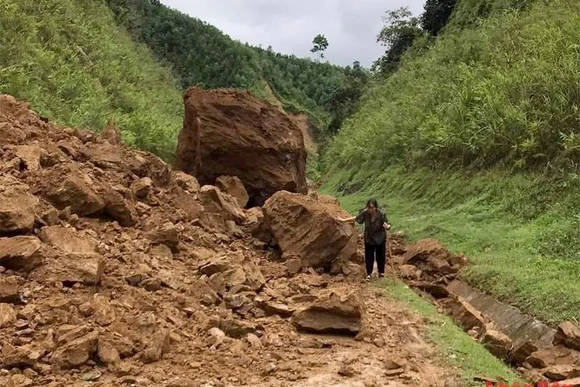 Sạt lở taluy dương tuyến đường từ Đèo Tượng đi Đèo Trám tại xã Công Đa, huyện Yên Sơn với khối lượng trên 400m3.