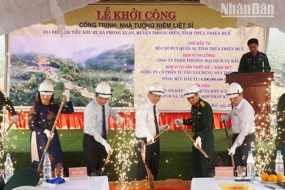 Lãnh đạo Quân khu 4 và tỉnh Thừa Thiên Huế làm lễ khởi công Nhà tưởng niệm liệt sĩ ở tiểu khu 67, xã Phong Xuân (huyện Phong Điền).