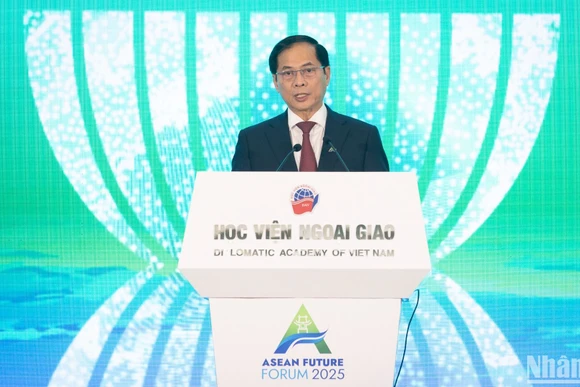 Phó Thủ tướng, Bộ trưởng Ngoại giao Bùi Thanh Sơn phát biểu tại phiên bế mạc Diễn đàn Tương lai ASEAN 2025. (Ảnh: SƠN TÙNG) 