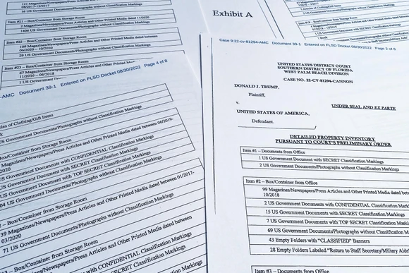 Bản kiểm kê chi tiết các tài liệu và vật dụng khác FBI tịch thu tại nhà của cựu Tổng thống Mỹ Donald Trump ở bang Florida. (Ảnh: Reuters)