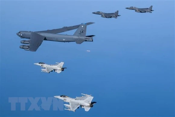 Máy bay chiến đấu của Mỹ và Hàn Quốc tham gia cuộc diễn tập tại Hoàng Hải ngày 6/3/2023. (Ảnh: Yonhap/TTXVN)