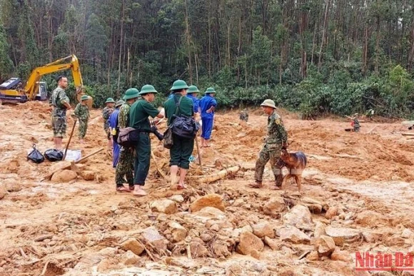 Hiện trường các lực lượng cứu hộ, cứu nạn tìm kiếm những người mất tích trong vụ sạt lở đất tại khu vực Tiểu khu 67, Trạm Kiểm lâm sông Bồ, huyện Phong Ðiền, tỉnh Thừa Thiên Huế. (Ảnh: CÔNG HẬU) 