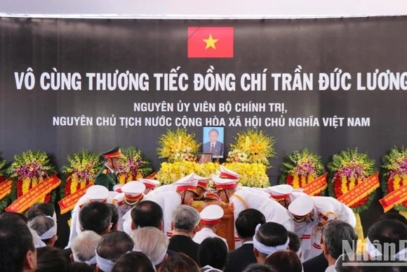 Gia đình cùng các đại biểu chứng kiến Đội nghi lễ tiến hành hạ huyệt linh cữu nguyên Chủ tịch nước Trần Đức Lương. (Ảnh: HIỂN CỪ) 