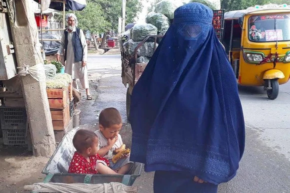 Phụ nữ và trẻ em là những đối tượng bị ảnh hưởng nhiều nhất bởi cuộc khủng hoảng nhân đạo hiện nay ở Afghanistan. (Ảnh: UNAMA)