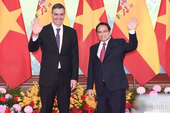 Thủ tướng Phạm Minh Chính và Thủ tướng Tây Ban Nha Pedro Sanchez. (Ảnh: TRẦN HẢI) 
