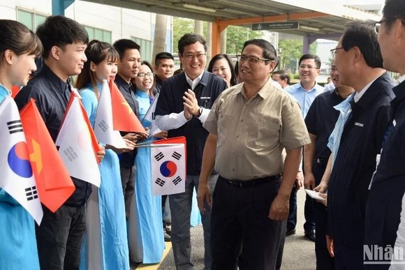 Thủ tướng Phạm Minh Chính với lãnh đạo, nhân viên Công ty TNHH Samsung Electronics Việt Nam. (Ảnh: TRẦN HẢI)