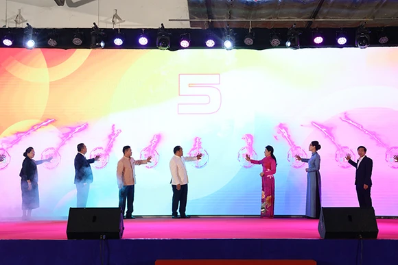 Các đại biểu thực hiện nghi thức khai mạc triển lãm. (Ảnh: BTC)