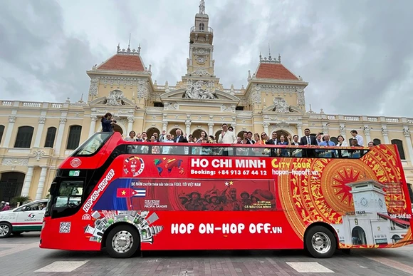 Xe buýt in hình ảnh lãnh tụ Fidel Castro phất cao lá cờ của Mặt trận Giải phóng Dân tộc miền Nam Việt Nam trên Đồi 241, tỉnh Quảng Trị.