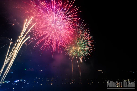 Pháo hoa chào năm mới 2025 tại Hà Nội. (Ảnh THÀNH ĐẠT)