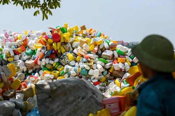 Làng mưu sinh nhờ phế liệu nhựa ven đô Hà Nội 