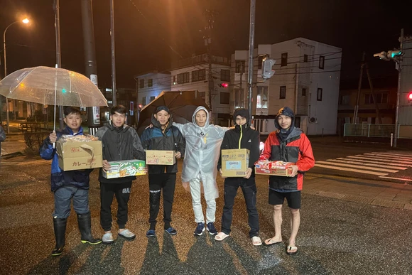 Những chuyến xe "nghĩa tình" vượt hàng trăm kilomet của người Việt giữa tâm chấn Nhật Bản 