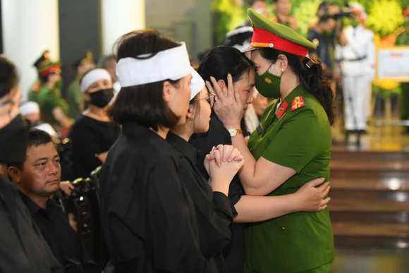 Hình ảnh người thân, đồng đội tiễn biệt 3 cảnh sát chữa cháy