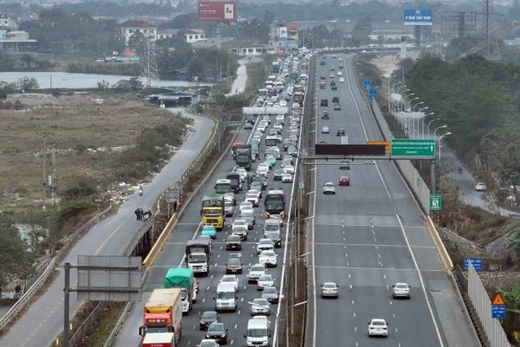[Ảnh] Dòng phương tiện ùn ùn trở lại thủ đô, cửa ngõ Hà Nội đông nghẹt