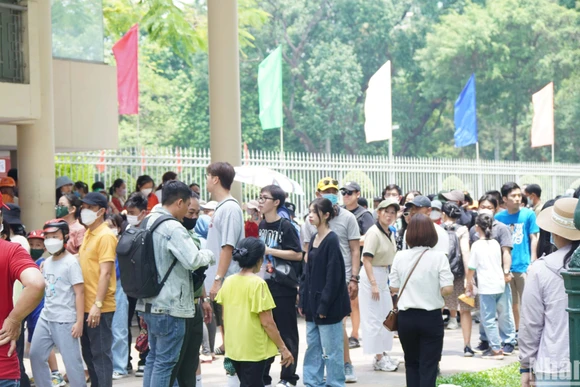 Người dân xếp hàng mua vé tham quan Hội trường Thống Nhất trong sáng 30/4.