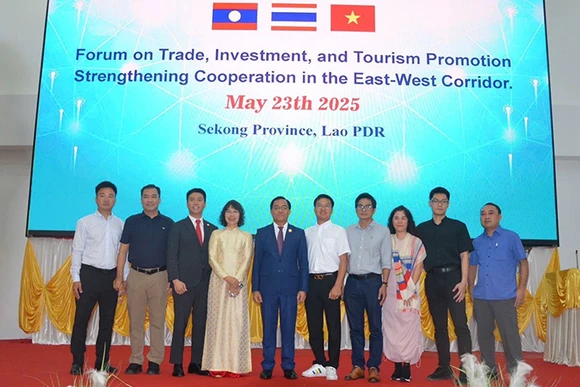 Các đại biểu chụp ảnh lưu niệm tại Diễn đàn. (Ảnh: CTV)