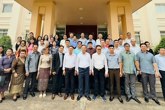 Đại sứ Nguyễn Minh Tâm cùng các đại biểu dự hội nghị. (Ảnh: Cộng tác viên)