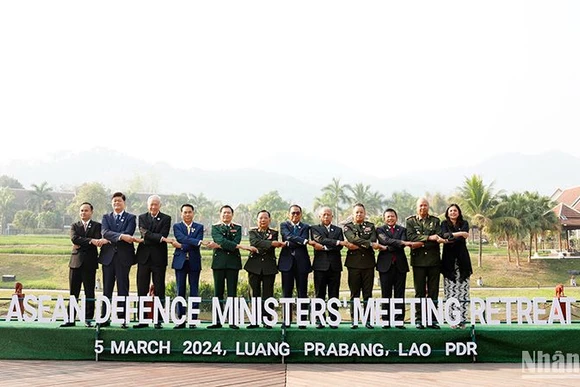 Các đại biểu chụp ảnh lưu niệm tại Hội nghị. (Ảnh: Trịnh Dũng)