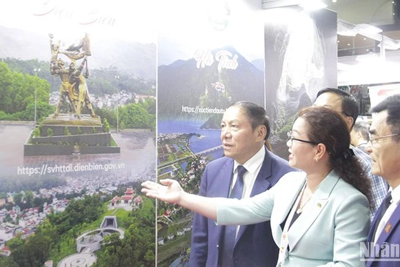 Bộ trưởng Văn hóa, Thể thao và Du lịch Nguyễn Văn Hùng tham quan Gian hàng Du lịch Việt Nam. (Ảnh: Hải Tiến)