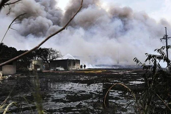 Vụ hỏa hoạn tại kho chứa nhiên liệu bên Vịnh Matanzas. (Ảnh: AP)
