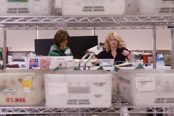 Kiểm phiếu bầu tại Phoenix, bang Arizona, ngày 13/11/2022. (Ảnh: Reuters)