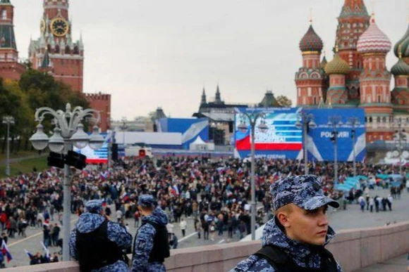 Lực lượng thực thi pháp luật Nga đứng gác trong lúc người dân tiến về Quảng trường Đỏ để chứng kiến lễ ký thỏa thuận. (Ảnh: Reuters)