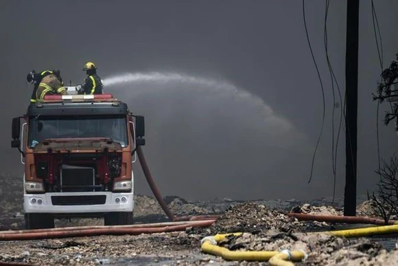 Tối 9/8 (giờ địa phương), lực lượng cứu hỏa Cuba đã khống chế được đám cháy ở kho chứa nhiên liệu bên Vịnh Matanzas. (Ảnh: Reuters)