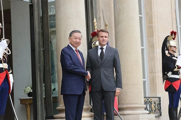 Tổng thống Pháp Emmanuel Macron đón Tổng Bí thư, Chủ tịch nước Tô Lâm. (Ảnh: TTXVN)