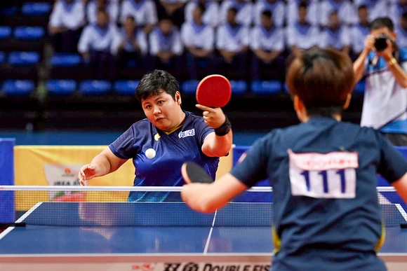 VÐV Mai Hoàng Mỹ Trang (bên trái) lần thứ 13 đoạt HCV Giải vô địch bóng bàn quốc gia Báo Nhân Dân. (Ảnh DUY LINH)