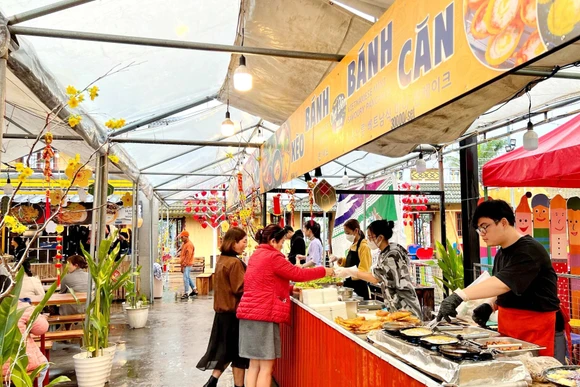 Khách du lịch trải nghiệm tại khu ẩm thực Helio (Đà Nẵng) trong dịp Tết Nguyên đán Quý Mão 2023.